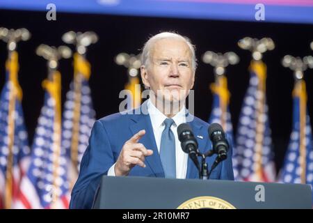 Walhalla, Usa. 10. Mai 2023. VALHALLA, NEW YORK - MAI 10: USA Präsident Joe Biden spricht auf einer Veranstaltung am SUNY Westchester Community College am 10. Mai 2023 in Valhalla, New York, USA, über die Schuldengrenze. USA Präsident Joe Biden hat am Mittwoch die von den Republikanern geforderten Ausgabenkürzungen als "verheerend" bezeichnet und seine Argumente in einer Rede im Wahlkampfstil vor den Wählern zum Ausdruck gebracht, als sich die Gesetzgeber in Washington trafen, um das Kreditlimit der Regierung zu erhöhen, um eine potenziell katastrophale US-Katastrophe zu vermeiden Kredit: Ron Adar/Alamy Live News Stockfoto