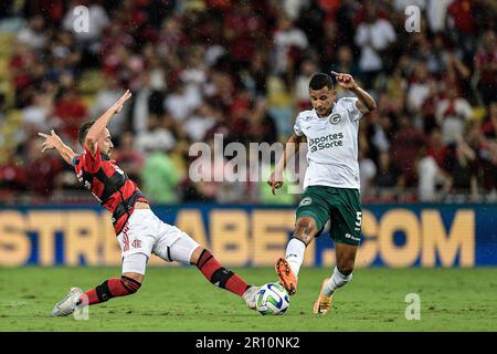 Rio De Janeiro, Brasilien. 10. Mai 2023. RJ - RIO DE JANEIRO - 05/10/2023 - BRAZILEIRO A 2023, FLAMENGO X GOIAS - Everton Ribeiro Flamengo Spieler tritt mit Ze Ricardo Spieler aus Goias während eines Spiels im Maracana Stadion um DIE BRASILIANISCHE A 2023 Meisterschaft an. Foto: Thiago Ribeiro/AGIF/Sipa USA Guthaben: SIPA USA/Alamy Live News Stockfoto