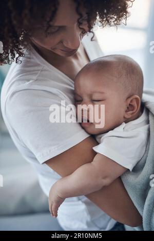 Ich kann Mütter jederzeit über ihre Arme stellen. Ein bezauberndes Mädchen, das zu Hause friedlich in den Armen ihrer Mutter schläft. Stockfoto
