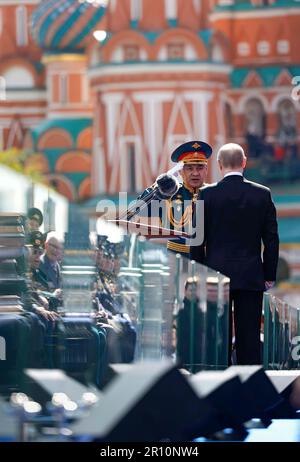 Putin nimmt an der „Victory Parade“ auf dem Roten Platz Teil. Neben dem Präsidenten Russlands im Zeugenstand waren der Ministerpräsident von Armenien Nikol Pashinyan, der Präsident von Belarus Alexander Lukaschenko, der Präsident Kasachstans Kassym-Jomart Tokajew, der Präsident Kirgisistans Sadyr Japarow, der Präsident von Tadschikistan Emomali Shamon, der Präsident Turkmenistans Serdar Berdimuhamedow und der Präsident von Mirbekistan Usjjjjjatschistan. Vor der Parade begrüßte Wladimir Putin im Heraldiensaal des Kremls die ausländischen Staatsoberhäupter, die zu den Feierlichkeiten in Moskau angekommen waren. Stockfoto