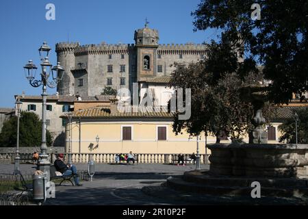 Foto von Schloss und Brunnen in einer kleinen Stadt in Italien namens Bracciano Stockfoto