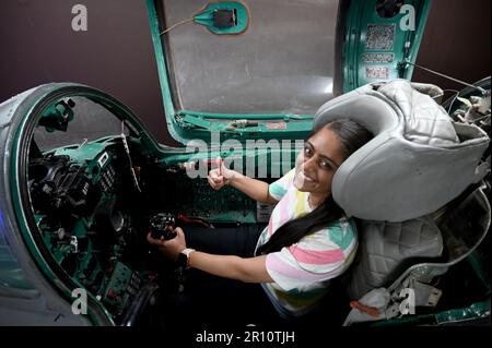 Chandigarh, Indien. 10. Mai 2023. CHANDIGARH, INDIEN - 10. MAI: Ein Jugendlicher erlebte das Cockpit von MIG 21 im Indian Air Force Heritage Museum in Sector 18 am 10. Mai 2023 in Chandigarh, Indien. Das erste seiner Art Indian Air Force Heritage Museum wurde im September 2021 in Sektor 18 im Herzen von Chandigarh ins Auge gefasst. (Foto: Ravi Kumar/Hindustan Times/Sipa USA) Guthaben: SIPA USA/Alamy Live News Stockfoto