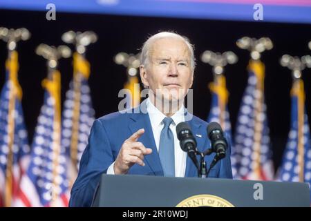 Walhalla, New York, USA. 10. Mai 2023. (NEU) Präsident Biden liefert Anmerkungen zur Schuldengrenze. 10. Mai 2023, Valhalla, New York, USA: USA Präsident Joe Biden spricht auf einer Veranstaltung am SUNY Westchester Community College am 10. Mai 2023 in Valhalla, New York, USA, über die Schuldengrenze. USA Präsident Joe Biden hat am Mittwoch die von den Republikanern geforderten Ausgabenkürzungen als "verheerend" bezeichnet und seine Argumente in einer Rede im Wahlkampfstil vor den Wählern zum Ausdruck gebracht, als sich die Gesetzgeber in Washington trafen, um das Kreditlimit der Regierung zu erhöhen, um eine potenziell katastrophale US-Katastrophe zu vermeiden Kredit: M10s/TheNews2 Stockfoto