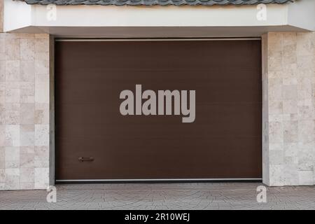 Braune, moderne Garagentore mit Gegengewicht Stockfoto
