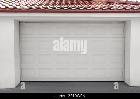 Weiße, moderne Garagentore im Gebäude Stockfoto