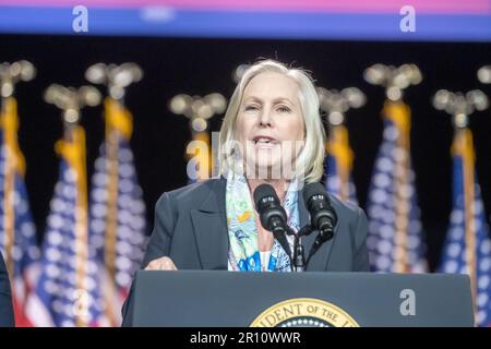 Walhalla, New York, USA. 10. Mai 2023. (NEU) Präsident Biden liefert Anmerkungen zur Schuldengrenze. 10. Mai 2023, Valhalla, New York, USA: USA Senator Kirsten Gillibrand (D-NY) spricht auf einer Veranstaltung mit US-Präsident Joe Biden am 10. Mai 2023 am SUNY Westchester Community College in Valhalla, New York, USA. USA Präsident Joe Biden hat am Mittwoch die von den Republikanern geforderten Ausgabenkürzungen als "verheerend" bezeichnet und seine Argumente in einer Rede im Wahlkampfstil vor den Wählern zum Ausdruck gebracht, als sich die Gesetzgeber in Washington trafen, um das Kreditlimit der Regierung zu erhöhen, um eine potenziell katastrophale US-Katastrophe zu vermeiden Stockfoto