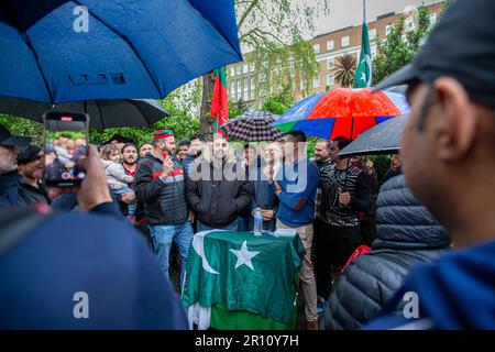 London, Großbritannien. 10. Mai 2023. Unterstützer des (verdrängten) ehemaligen Premierministers von Pakistan Imran Khan demonstrieren außerhalb des Pakistan High Commission in London, um seine Freilassung zu fordern, nachdem er am Tag zuvor in einem Gericht in Pakistan verhaftet wurde. Abdullah Bailey/Alamy Live News Stockfoto