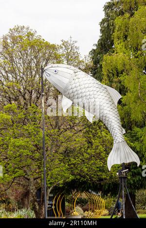 Taupo, Neuseeland - 25. Oktober 2022: Die Skulptur „Giant Metal Forut“ ist ein Wahrzeichen am Eingang zum Yachthafen. Stockfoto