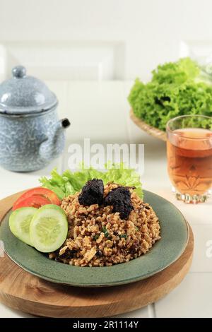 Nasi Goreng Rendang, gebratener Reis mit Padang Rindfleisch Eintopf. Traditionelles Indonesisches Essen Stockfoto