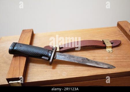 Bajonett auf der Ammo Box Stockfoto