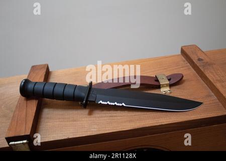 Messer an der Ammo-Box Stockfoto