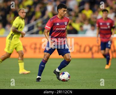 10. Mai 2023: FC Dallas Mittelfeldspieler Edwin Cerrillo (6) dribbelt während der ersten Hälfte eines MLS-Spiels zwischen FC Dallas und Nashville SC im Geodis Park in Nashville, TN Steve Roberts/CSM (Bild: @Steve Roberts/Cal Sport Media) (Bild: © @ Steve Roberts/Cal Sport Media) Stockfoto