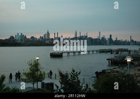 Blick auf den East River und die Skyline von Manhattan vom Domino Park, Brooklyn, New York Stockfoto
