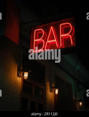 Bar Neonschild bei Nacht in Williamsburg, Brooklyn, New York Stockfoto