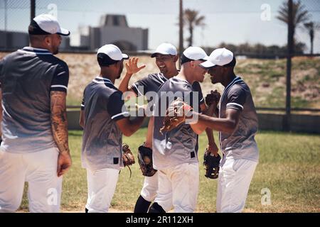 Baseballmannschaftskollegen sind unsere Zweitbrüder. Eine Gruppe junger Baseballspieler feiert nach einem Spiel. Stockfoto
