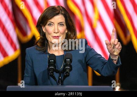 Walhalla, New York, USA. 10. Mai 2023. New Yorker Gouverneur Kathy Hochul kommt, um vor US-Präsident Joe Biden am SUNY Westchester Community College in den Außenbezirken von New York City eine Rede zu halten. In einer Rede mit dem Titel "Investing in America" diskutierte Biden, warum der Kongress einen Zahlungsausfall sofort vermeiden muss. Kredit: Enrique Shore/Alamy Live News Stockfoto