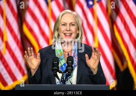 Walhalla, New York, USA. 10. Mai 2023. USA Senator Kirsten Gillibrand (D-NY) spricht vor den USA Präsident Joe Biden spricht am SUNY Westchester Community College in den Außenbezirken von New York City. In einer Rede mit dem Titel "Investing in America" diskutierte Biden, warum der Kongress einen Zahlungsausfall sofort vermeiden muss. Kredit: Enrique Shore/Alamy Live News Stockfoto