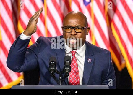 Walhalla, New York, USA. 10. Mai 2023. US-Rep. Jamaal Bowman (D-NY) spricht vor den USA Präsident Joe Biden spricht am SUNY Westchester Community College in den Außenbezirken von New York City. In einer Rede mit dem Titel "Investing in America" diskutierte Biden, warum der Kongress einen Zahlungsausfall sofort vermeiden muss. Kredit: Enrique Shore/Alamy Live News Stockfoto