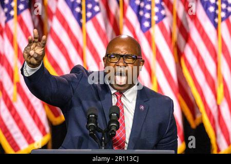 Walhalla, New York, USA. 10. Mai 2023. US-Rep. Jamaal Bowman (D-NY) spricht vor den USA Präsident Joe Biden spricht am SUNY Westchester Community College in den Außenbezirken von New York City. In einer Rede mit dem Titel "Investing in America" diskutierte Biden, warum der Kongress einen Zahlungsausfall sofort vermeiden muss. Kredit: Enrique Shore/Alamy Live News Stockfoto