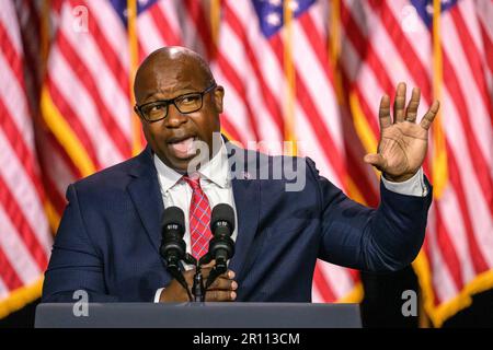 Walhalla, New York, USA. 10. Mai 2023. US-Rep. Jamaal Bowman (D-NY) spricht vor den USA Präsident Joe Biden spricht am SUNY Westchester Community College in den Außenbezirken von New York City. In einer Rede mit dem Titel "Investing in America" diskutierte Biden, warum der Kongress einen Zahlungsausfall sofort vermeiden muss. Kredit: Enrique Shore/Alamy Live News Stockfoto