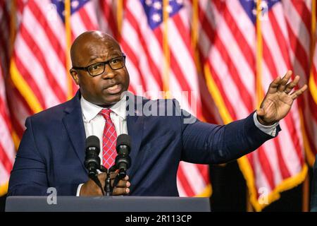 Walhalla, New York, USA. 10. Mai 2023. US-Rep. Jamaal Bowman (D-NY) spricht vor den USA Präsident Joe Biden spricht am SUNY Westchester Community College in den Außenbezirken von New York City. In einer Rede mit dem Titel "Investing in America" diskutierte Biden, warum der Kongress einen Zahlungsausfall sofort vermeiden muss. Kredit: Enrique Shore/Alamy Live News Stockfoto