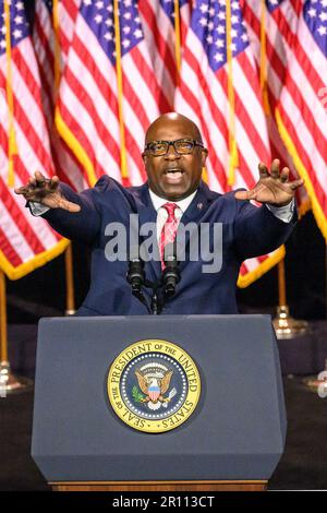 Walhalla, New York, USA. 10. Mai 2023. US-Rep. Jamaal Bowman (D-NY) spricht vor den USA Präsident Joe Biden spricht am SUNY Westchester Community College in den Außenbezirken von New York City. In einer Rede mit dem Titel "Investing in America" diskutierte Biden, warum der Kongress einen Zahlungsausfall sofort vermeiden muss. Kredit: Enrique Shore/Alamy Live News Stockfoto