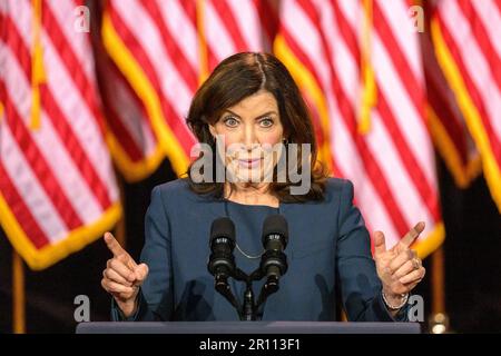 Walhalla, New York, USA. 10. Mai 2023. New Yorker Gouverneur Kathy Hochul kommt, um vor US-Präsident Joe Biden am SUNY Westchester Community College in den Außenbezirken von New York City eine Rede zu halten. In einer Rede mit dem Titel "Investing in America" diskutierte Biden, warum der Kongress einen Zahlungsausfall sofort vermeiden muss. Kredit: Enrique Shore/Alamy Live News Stockfoto