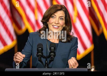 Walhalla, New York, USA. 10. Mai 2023. New Yorker Gouverneur Kathy Hochul kommt, um vor US-Präsident Joe Biden am SUNY Westchester Community College in den Außenbezirken von New York City eine Rede zu halten. In einer Rede mit dem Titel "Investing in America" diskutierte Biden, warum der Kongress einen Zahlungsausfall sofort vermeiden muss. Kredit: Enrique Shore/Alamy Live News Stockfoto