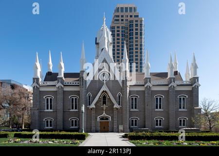 USA, Utah. Versammlungshalle mit Eigentumswohnungen im Hintergrund. Stockfoto