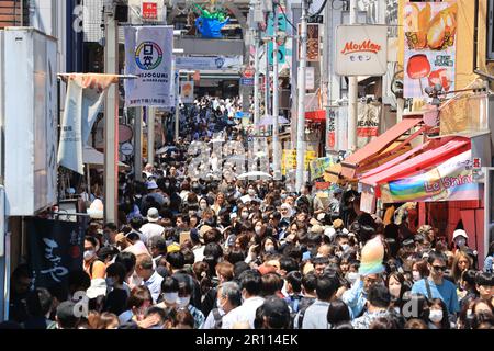 Takeshita dori, eine der berühmten Alleen in tokio während der Goldenen Woche Stockfoto