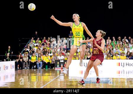 Newcastle, Australien, 26. Oktober 2022. Courtney Bruce von den Australia Diamonds springt beim internationalen Netball-Spiel zwischen Australien und England am 26. Oktober 2022 im Newcastle Entertainment Centre in Newcastle, Australien, um den Ball zu spielen. Kredit: Steven Markham/Speed Media/Alamy Live News Stockfoto