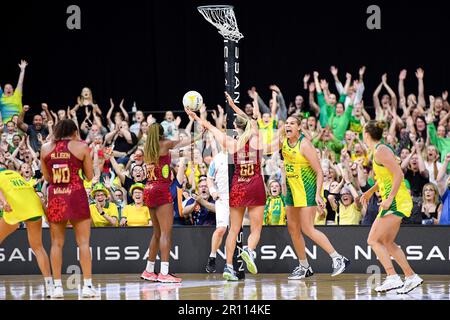 Newcastle, Australien, 26. Oktober 2022. Donnell Wallam of the Australia Diamonds feiert das Siegertor während des Spiels Netball International zwischen Australien und England am 26. Oktober 2022 im Newcastle Entertainment Centre in Newcastle, Australien. Kredit: Steven Markham/Speed Media/Alamy Live News Stockfoto