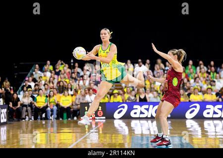 Newcastle, Australien, 26. Oktober 2022. Courtney Bruce von den Australia Diamonds springt beim internationalen Netball-Spiel zwischen Australien und England am 26. Oktober 2022 im Newcastle Entertainment Centre in Newcastle, Australien, um den Ball zu spielen. Kredit: Steven Markham/Speed Media/Alamy Live News Stockfoto