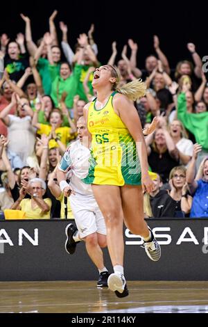 Newcastle, Australien, 26. Oktober 2022. Donnell Wallam of the Australia Diamonds feiert das Siegertor während des Spiels Netball International zwischen Australien und England am 26. Oktober 2022 im Newcastle Entertainment Centre in Newcastle, Australien. Kredit: Steven Markham/Speed Media/Alamy Live News Stockfoto