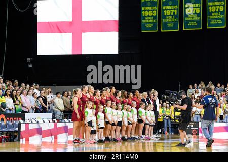 Newcastle, Australien, 26. Oktober 2022. England steht für die Nationalhymne während des internationalen Spiels Netball zwischen Australien und England am 26. Oktober 2022 im Newcastle Entertainment Centre in Newcastle, Australien. Kredit: Steven Markham/Speed Media/Alamy Live News Stockfoto