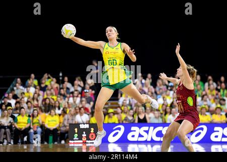 Newcastle, Australien, 26. Oktober 2022. Courtney Bruce von den Australia Diamonds springt beim internationalen Netball-Spiel zwischen Australien und England am 26. Oktober 2022 im Newcastle Entertainment Centre in Newcastle, Australien, um den Ball zu spielen. Kredit: Steven Markham/Speed Media/Alamy Live News Stockfoto