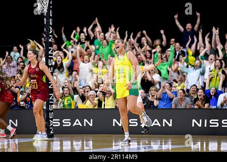 Newcastle, Australien, 26. Oktober 2022. Donnell Wallam of the Australia Diamonds feiert das Siegertor während des Spiels Netball International zwischen Australien und England am 26. Oktober 2022 im Newcastle Entertainment Centre in Newcastle, Australien. Kredit: Steven Markham/Speed Media/Alamy Live News Stockfoto