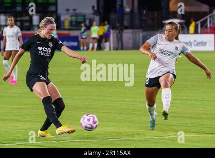 WASHINGTON, DC, USA. 10. Mai 2023. Washington Spirit Verteidiger Camryn Biegalski (30) schießt am 10. Mai 2023 auf dem Audi Field in Washington beim NWSL Challenge Cup zwischen dem Washington Spirit und dem Orlando Pride vorbei an Orlando Pride Summer Yates (28). DC ( Kredit: tony quinn/Alamy Live News Stockfoto