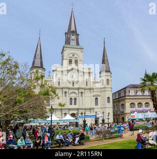 NEW ORLEANS, LA, USA - 16. APRIL 2023: Massen- und Essensstände am Jackson Square mit St. Louis Cathedral und die Presbytere Stockfoto