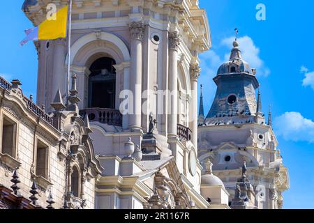 Lima, Peru, Erzbischof-Palast auf der kolonialen Central plaza Mayor oder Plaza de Armas im historischen Zentrum. Stockfoto