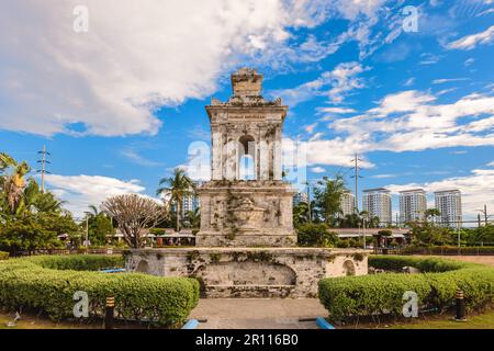 Mactan Shrine, auch bekannt als Liberty Shrine, ein Gedenkpark auf Mactan in Lapu Lapu City, Cebu, Philippinen. Übersetzung: Spanische Glories Stockfoto