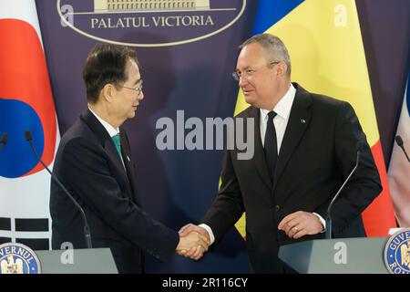 Bukarest, Rumänien. 10. Mai 2023: Der südkoreanische Ministerpräsident Han Duck-soo (L) und der rumänische Ministerpräsident Nicolae Ciuca (R) geben sich nach ihrem offiziellen Treffen im Victoria-Palast, dem rumänischen Regierungssitz, in Bukarest die Hand. Kredit: Lucian Alecu/Alamy Live News Stockfoto