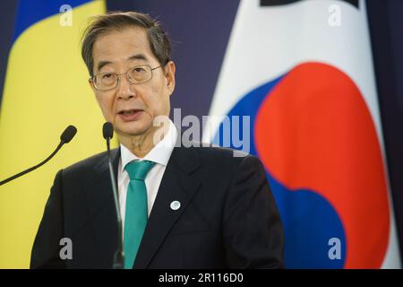 Bukarest, Rumänien. 10. Mai 2023: Der südkoreanische Ministerpräsident Han Duck-soo spricht während der gemeinsamen Erklärungen mit dem rumänischen Ministerpräsidenten Nicolae Ciuca (nicht im Bild) nach seinem offiziellen Treffen im Victoria-Palast, dem rumänischen Regierungssitz, in Bukarest. Kredit: Lucian Alecu/Alamy Live News Stockfoto