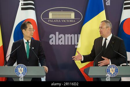 Bukarest, Rumänien. 10. Mai 2023: Südkoreanischer Premierminister Han Duck-soo (L) Hören Sie sich die Rede des rumänischen Premierministers Nicolae Ciuca (R) während ihrer gemeinsamen Erklärungen nach ihrem offiziellen Treffen im Victoria-Palast, dem rumänischen Regierungssitz, in Bukarest an. Kredit: Lucian Alecu/Alamy Live News Stockfoto