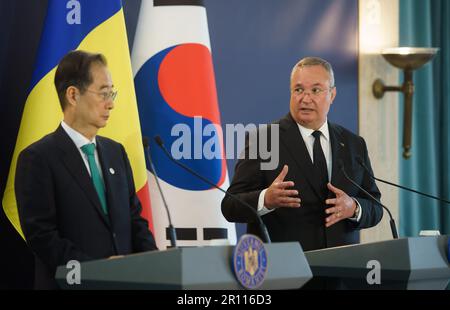 Bukarest, Rumänien. 10. Mai 2023: Südkoreanischer Premierminister Han Duck-soo (L) Hören Sie sich die Rede des rumänischen Premierministers Nicolae Ciuca (R) während ihrer gemeinsamen Erklärungen nach ihrem offiziellen Treffen im Victoria-Palast, dem rumänischen Regierungssitz, in Bukarest an. Kredit: Lucian Alecu/Alamy Live News Stockfoto