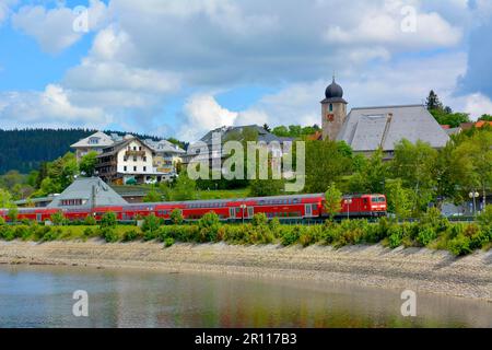 Schwarzwald, Baden-Württemberg, Oberer Schwarzwald, Schluchsee im Sommer, Regionalzug, Eisenbahn, rote Eisenbahn am See Stockfoto