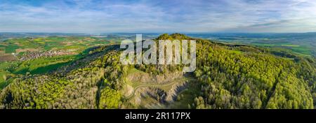 Panoramablick auf den ehemaligen Basaltbruch am Vulkan Hohenstoffeln Hegau, am Horizont die Hohentwiel und den westlichen Teil des Bodensees Stockfoto