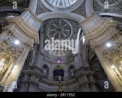 GRANADA, ANDALUSIEN/SPANIEN - MAI 7 : Deckelung von Iglesia del Sagrario (1705-1722) durch die Architekten Francisco Hurtado Izquierdo Jose de Bada y Navajas in Stockfoto