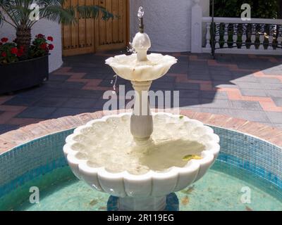 LA CALA DE MIJAS, ANDALUSIEN/SPANIEN - 6. MAI : Brunnen vor der Kirche St. Teresa von Jesus La Cala de Mijas Spanien am 6. Mai 2014 Stockfoto