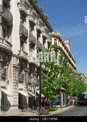 GRANADA, ANDALUCIA, SPANIEN - MAI 7 : typisches Gebäude in Granada Spanien am 7. Mai 2014. Nicht identifizierte Personen Stockfoto